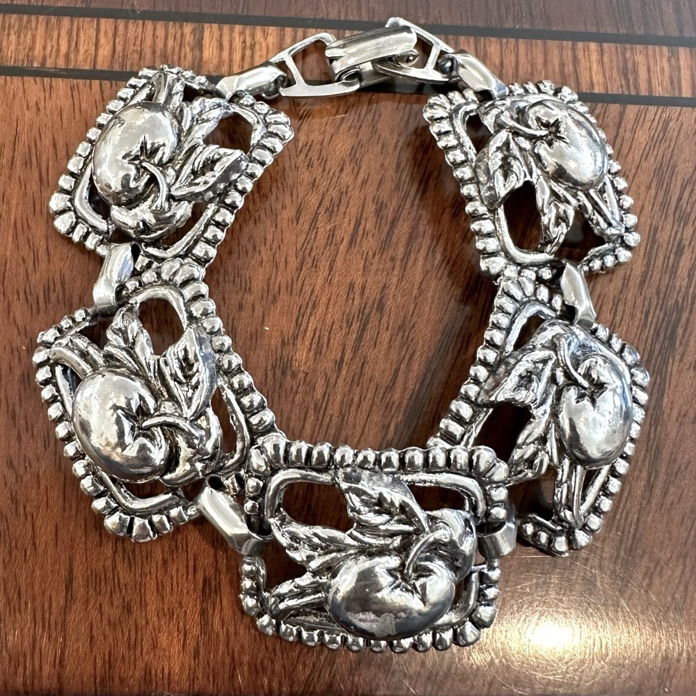 Vintage Silver Tone Apple Embossed Linked Bracelet 1.0” W, Fits Max Sz 7 Wrist